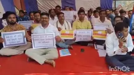 चतरा: समाहरणालय के पास झारखंड राज्य आउटसोर्सिंग कर्मचारी संघ की हड़ताल 5वें दिन भी जारी