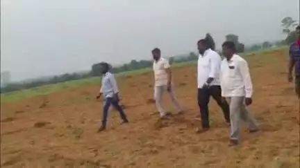 ములుగు: చిన్బోయినపల్లి పోడు భూముల్లో మొక్కలు నాటుతున్న అటవీ అధికారులు, రైతులకు ఉపయోగపడే మొక్కలు నాటాలని కోరిన కాంగ్రెస్ నాయకులు