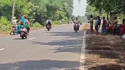 কেশপুর: কেশপুরের পঞ্চমী এলাকায় পিচ রাস্তার উপর তিল মেলে শুকানোর চেষ্টা, দুর্ঘটনা এড়াতে পদক্ষেপ পুলিশের