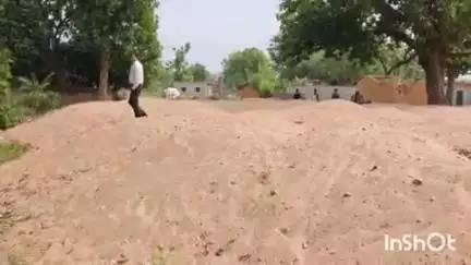मनोहरपुर: तरतरा गांव में प्रशासन ने लगभग 10 हजार सीएफटी अवैध बालू की जब्त