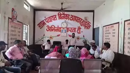 मंडला: ग्राम बिनैका में ग्रामीणों को पानी की जांच को लेकर दिया गया प्रशिक्षण, सरपंच व अन्य लोग रहे मौजूद