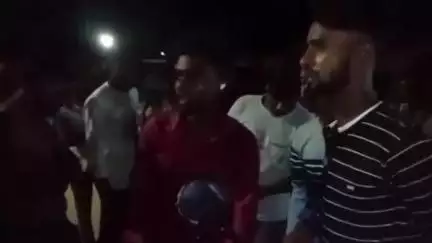 चंदनकियारी: देवग्राम में ग्रामीणों ने तीन अज्ञात युवकों को पकड़ा, बीते दिनों हुई चोरी के बाद से ग्रामीण थे सतर्क