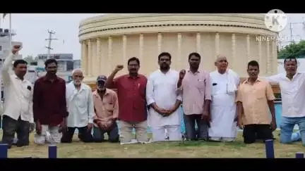 మంచిర్యాల: 42% రిజర్వేషన్లు అమలు చేశాకే ఎన్నికలు నిర్వహించాలని మోకాళ్ళపై నిలుచొని నిరసన