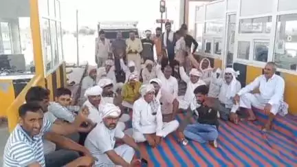 तारानगर: तारानगर क्षेत्र के चलकोई टोल पर टोल माफ करने की मांग को लेकर ग्रामीणों ने अनिश्चितकालीन धरना शुरू किया