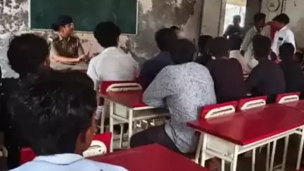 ધોલેરા: ધોલેરા પંથકમાં ગ્રામ પંચાયત ચૂંટણી; પોલીસે મીંગલપુર ગામમાં શાંતિપૂર્ણ ચૂંટણી માટે ગ્રામજનો સાથે બેઠક યોજી #jansamasya