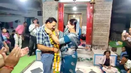 श्री संकट मोचन हनुमान मंदिर में बजरंग सेना के राष्ट्रीय सचिव रघुनाथ राय की वैवाहिक वर्षगांठ पर हनुमान जी महाराज को मैंगो शेक का भोग लगाकर भक्तों में प्रसाद स्वरूप वितरित किया गया