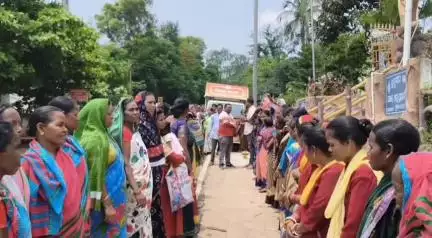ରାୟଗଡା: ଗୁଣୁପୁର ବ୍ଲକର ଚାଲକମ୍ବା ଗ୍ରାମପଞ୍ଚାୟତ କାର୍ଯ୍ୟାଳୟ ପରିସରରେ  ବିକାଶ ବାହାନ ଯାତ୍ରା କାର୍ଯ୍ୟକ୍ରମ ଅନୁଷ୍ଠିତ
