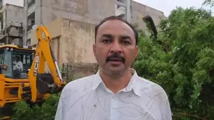 દાહોદ: ગોદી રોડ વિસ્તાર માં એક કેબિન ઉપર વૃક્ષ પડતા કેબિન નો ખુરદો બોલી ગયો હતો સદનસીબે કોઈ જાનહાનિ કે ઇજા નથી પહોંચી