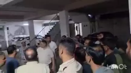 किशनगढ़: न्यू रेलवे स्टेशन रोड पर समृद्धि अपार्टमेंट की लिफ्ट के बेसमेंट में लहूलुहान गार्ड चौकीदार का शव मिला, पुलिस पहुंची