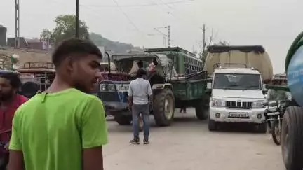 कैलारस: कैलारस में एमएस रोड पर बीच सड़क बोलेरो गाड़ी खड़ी करने से लगा जाम, मौक़े पर पहुंची पुलिस ने खुलवाया जाम