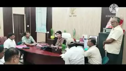 बक्सर: निकाय उप चुनाव को लेकर एडीएम ने कोषांग के नोडल पदाधिकारियों के साथ कार्यालय कक्ष में की बैठक