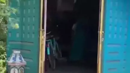 কেশিয়ারি: কেশিয়াড়ীতে এক ভিলেজ পুলিশের বাড়িতে চুরি করতে গিয়ে ধরা পড়লো এক যুবক