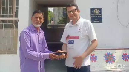 બોરસદ: બોચાસણ પાસે રીક્ષામાં ભુલાયેલ કિંમતી મોબાઈલ ફોન નાપાના રિક્ષાચાલકે ઈમાનદારીપૂર્વક મૂળ માલિકને પરત કર્યો
