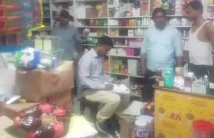 पाकुड़: खाद्य सुरक्षा पदाधिकारी धनेश्वर हेंब्रम ने पाकुड़, सोनाजोड़ी और हरिणडांगा के कई खाद्य प्रतिष्ठानों की जांच की