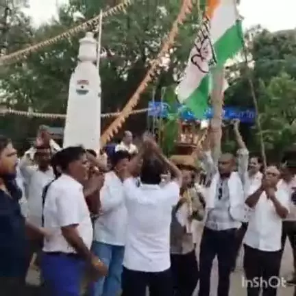 बालोद: शहर बालोद के जय स्तंभ चौक में कांग्रेसियों ने सुकमा जिला स्थित कांग्रेस भवन को अटैच करने के खिलाफ किया प्रदर्शन