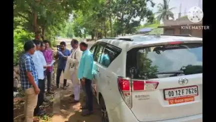 ଫୁଲବାଣୀ ସହର: ଫିରିଙ୍ଗିଆ ଠାରେ ରାସ୍ତା ଯାଉଥିବା ଜନସାଧାରଣ ଙ୍କସହ ଆଲଚନା କରା ଅଭିଯୋଗ ଗ୍ରହଣ କରିଛନ୍ତି ଫୁଲବାଣୀ ବିଧାୟକ