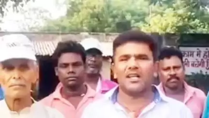 बाघमारा/कतरास: लोयाबाद में संडे ड्यूटी कटौती के खिलाफ संयुक्त मोर्चा के श्रमिकों ने किया प्रदर्शन