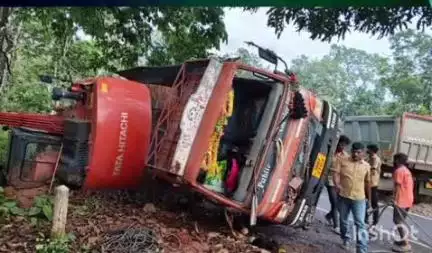 ଫୁଲବାଣୀ ସହର: ବ୍ରାହ୍ମଣୀଗାଁ ଥାନା ଅଞ୍ଚଳରେ ଏକ ସଡ଼କ ଦୁର୍ଘଟଣା ଘଟିଛି। କଡମ୍ବା ଛକ ନିକଟ ବାଡୁନୁ ଘାଟି ବୁଲାଣିରେ ଭାରସାମ୍ୟ ହରାଇ ହିଟାଚି ବୋଝେଇ ଗାଡ଼ି