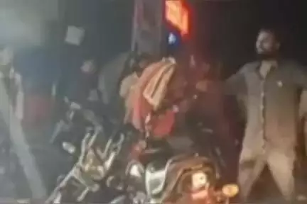 शुजालपुर: अकोदिया नाका: शराब दुकान के पास दो पक्षों में मारपीट, सीसीटीवी में कैद, पुलिस ने मामला दर्ज किया