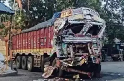 पोटका: पोटका में दो ट्रकों की भीषण टक्कर, ट्रक चालक गंभीर रूप से घायल