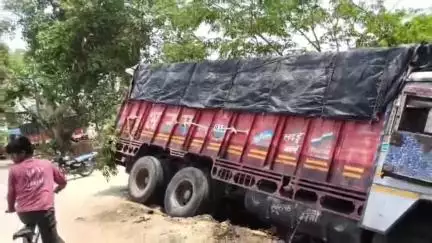 बरहज: महेन चौराहे पर अनियंत्रित ट्रक गड्ढे में गिरी, बड़ा हादसा टल गया