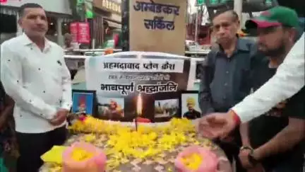 आबू रोड: माउंट आबू के अंबेडकर चौराहे पर नगर कांग्रेस कमेटी ने अहमदाबाद विमान हादसे में दिवंगत यात्रियों को दी श्रद्धांजलि