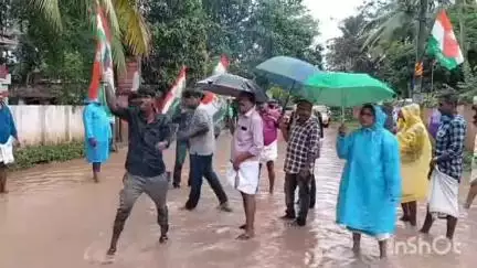 ചിറയിൻകീഴ്: വരിക്കമുക്കിലെ വെള്ളക്കെട്ടിന് പരിഹാരം ആവശ്യപ്പെട്ട് ഗതാഗതം തടഞ്ഞ് യൂത്ത് കോൺഗ്രസ്‌ സമരം