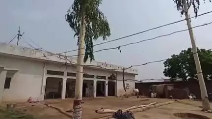 बदायूं: निजामपुर पस्तौर गांव में ग्रामीणों के घरों के अंदर से जा रही जर्जर विद्युत लाइन से ग्रामीणों को खतरा #jansamasya