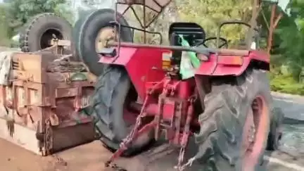 बड़ौद: हाईवे पर बड़ा हादसा टला: बस और ट्रैक्टर की टक्कर में कार खाई में गिरी