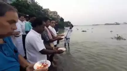 চণ্ডীতলা ২: আমেদাবাদে বিমান দুর্ঘটনায় নিহত মানুষদের আত্মার শান্তি কামনা করে উত্তরপাড়া দোলতলা গঙ্গার ঘাটে শ্রদ্ধাঞ্জলি নিবেদন