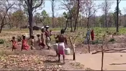 महूली के स्कूल पारा में सोलर ड्यूल पंप खराब, पानी के लिए दर-दर भटक रहे ग्रामीण, नदी का पानी पीने को मजबूर