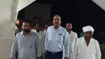 जलालपुर पूर्व पैक्स अध्यक्ष बबन यादव के पूज्य पिताजी के श्राद्ध कार्यक्रम में उपस्थित राजद एकमा विधायक श्रीकान्त यादव एवम सत्येन्द्र यादव गणमान्य लोग