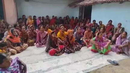 ଗୋବିନ୍ଦପୁର: ମୁଣ୍ଡଲେଶା ହତ୍ୟାକାଣ୍ଡ ରେ ଅଭିଯୁକ୍ତ ସ୍ବାମୀ କୁ ଫାଶୀ ଦଣ୍ଡ ଓ ଅଞ୍ଚଳ ରୁ ମଦ ବିକ୍ରି ବନ୍ଦ କରିବା ନେଇ ଦାବି ଜଣାଇଲେ ଗ୍ରାମବାସୀ