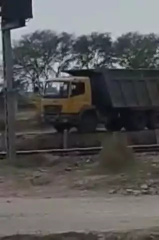 घाटमपुर: भटपुरवा गांव में रेलवे पटरी से अवैध मिट्टी खनन का आरोप, एसडीएम बोले- खुद करेंगे जांच