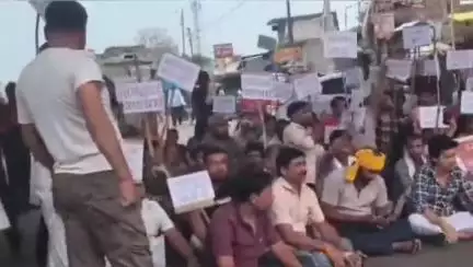 घाटमपुर: घाटमपुर में बलात्कारी को फांसी देने की मांग को लेकर सड़क पर उतरे सैकड़ों लोग