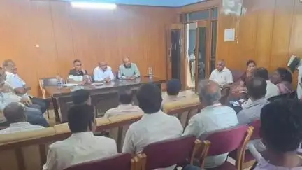 ಕುಂದಗೋಳ: ಪಟ್ಟಣದ ಪ್ರವಾಸಿ ಮಂದಿರದಲ್ಲಿ ಶಾಸಕ ಎಂ.ಆರ್ ಪಾಟೀಲ್ ನೇತೃತ್ವದಲ್ಲಿ ತಾಲ್ಲೂಕು ಮಟ್ಟದ ಅಧಿಕಾರಿಗಳ ಸಭೆ