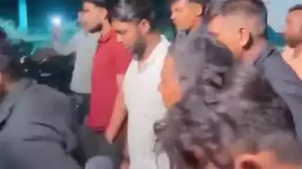 गोला: नाइट क्रिकेट टूर्नामेंट में मझवलिया की शानदार जीत, अभिषेक यादव ने 56 रन बनाकर दिलाई जीत, 9 छक्के जड़े