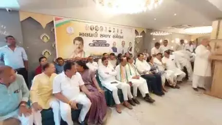 કડી: કડી ની ખાનગી હોટલમાં કોંગ્રેસ પાર્ટી દ્વારા કડી વિધાનસભાની પેટા ચૂંટણીને લઈ કડી માલધારી સમાજના આગેવાનો સાથે બેઠક યોજી