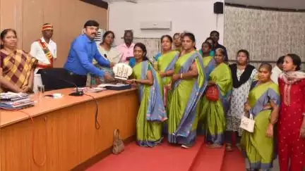 தருமபுரி: மாநில அளவில் தேர்ச்சி பெற்ற மகளிர் குழுவுக்கு சிறப்பு பரிசு வழங்கி மாவட்ட ஆட்சியர் சதீஷ்பாராட்டு தெரிவித்தார்