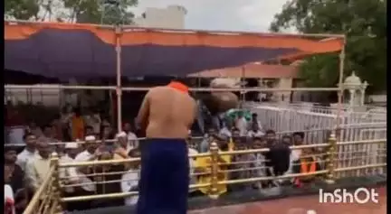 नेवासा: शनिशिंगणापूर देवस्थान ट्रस्टचा मोठा निर्णय 167 कर्मचाऱ्यांना कामावरून काढले