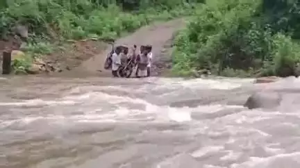 అల్లూరి ఏజెన్సీలో వర్షాలు పడితే వాగు దాటేందుకు సాహసం చేయాల్సిందే...