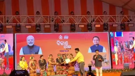 ସୋନପୁର: ଜିଲ୍ଲାସ୍ତରୀୟ ବିକାଶ ମେଳାର ତୃତୀୟ ସନ୍ଧ୍ୟା ବିଳମ୍ବିତ ରାତି ଯାଏଁ ସଦର ରଏଲ ପଡିଆ ଠାରେ ଅନୁଷ୍ଠିତ ହୋଇ ଯାଇଛି।