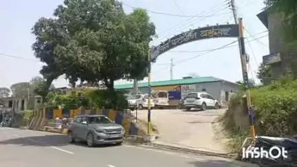 हमीरपुर: पड़ोसियों ने महिला से घर में घुसकर की मारपीट, कपड़े फाड़कर की बेइज्जती, जमीनी विवाद को लेकर उपजा झगड़ा