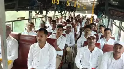 सीएम योगी के नियुक्ति पत्र वितरण कार्यक्रम में शामिल होने के लिए नव नियुक्त आरक्षी अयोध्या से रवाना हुए