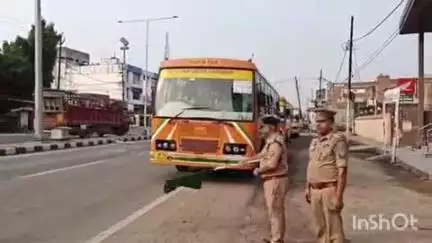 सिविल लाइन चौराहा पर पुलिस भर्ती नियुक्ति पत्र वितरण कार्यक्रम में जा रही 34 बसों को एएसपी ने हरी झंडी दिखाकर किया रवाना