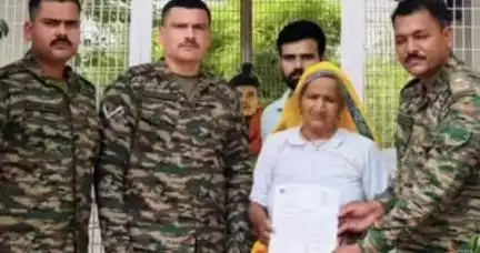 कनीना: सीहोर में सेना के जवान कारगिल शहीद अशोक कुमार के घर पहुंचे, शहीद की माता को स्मृति चिन्ह देकर सम्मानित किया