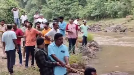 మారేడుమిల్లి మండలం పాములేరు వాగులో ఇద్దరు పర్యాటకులు గల్లంతు, ఒక పర్యాటకుడి మృతదేహం లభ్యం