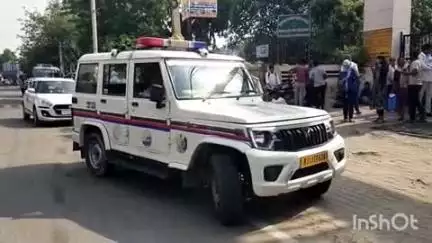 दौसा: PNKS पीजी कॉलेज और RK जोशी विद्यालय में पीटीईटी परीक्षा केंद्र पर परीक्षार्थियों की प्रवेश के लिए लगी भीड़
