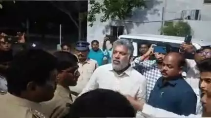 మార్కాపురం: పొదిలి పోలీస్ స్టేషన్ వద్ద వైసీపీ నేత చెవిరెడ్డి భాస్కర్ రెడ్డి మరియు పోలీసుల మధ్య తీవ్ర వాగ్వాదం