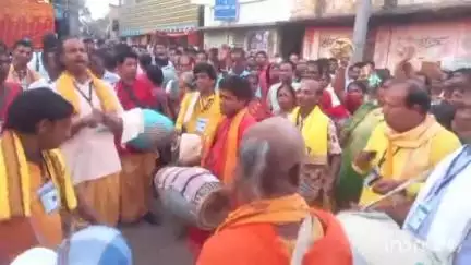 ইংরেজবাজার: শুরু হলো ঐতিহাসিক রামকেলি মেলা প্রথম দিনই ভক্তদের উপচে পড়া ভিড় রামকেলি ধামে